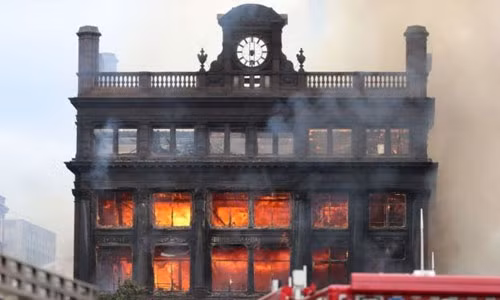 Chay lon thieu rui toa nha co kinh, trang le o vung Bac Ireland