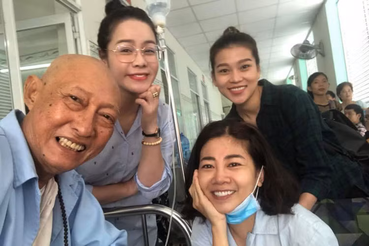 Nghe si Le Binh - Mai Phuong tuoi cuoi dong vien nhau o benh vien