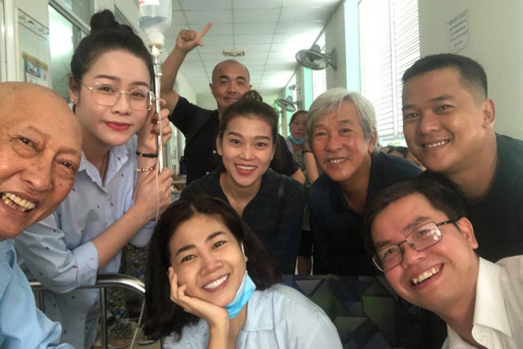 Chia sẻ hình ảnh bên Mai Phương, nghệ sĩ Lê Bình để lại dòng chú thích: "Bệnh thăm bệnh. Vui tình nghệ sĩ". Dù mắc bệnh hiểm nghèo, hai diễn viên vẫn luôn lạc quan, mạnh mẽ. Ảnh: FBNV
