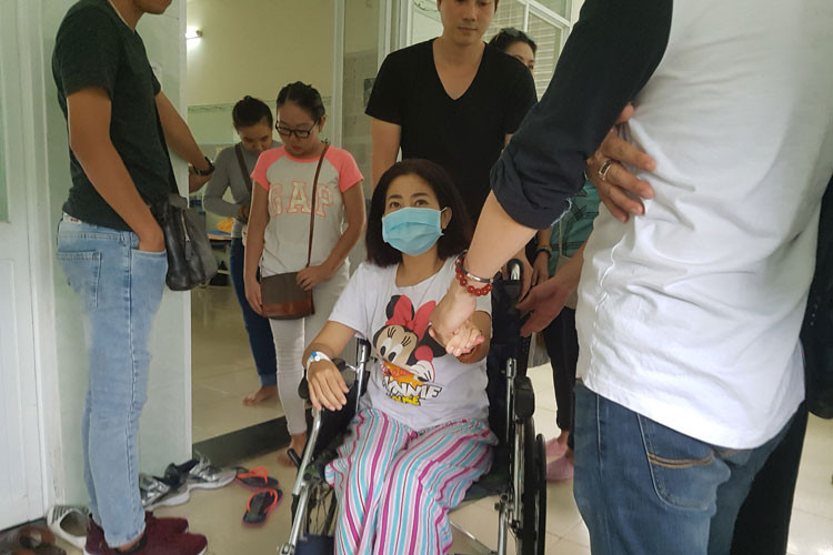 Mới đây, Ốc Thanh Vân tiếp tục cập nhật hình hình sức khỏe của Mai Phương. "Hôm qua thì bác sĩ nói Phương cũng khá hơn chút ít. Không còn ho dài và bị ngộp thở mỗi lần ho nữa. Quan sát kĩ thì trên mặt phía cánh mũi đã có những mụn nhỏ, đây là tín hiệu đáng mừng vì cho thấy thuốc đang có tác dụng", Ốc Thanh Vân chia sẻ.