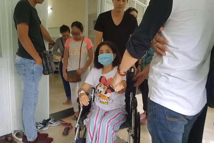 Mới đây, Ốc Thanh Vân tiếp tục cập nhật hình hình sức khỏe của Mai Phương. "Hôm qua thì bác sĩ nói Phương cũng khá hơn chút ít. Không còn ho dài và bị ngộp thở mỗi lần ho nữa. Quan sát kĩ thì trên mặt phía cánh mũi đã có những mụn nhỏ, đây là tín hiệu đáng mừng vì cho thấy thuốc đang có tác dụng", Ốc Thanh Vân chia sẻ.