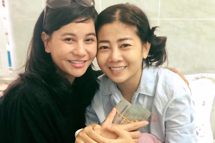 Theo lời Ốc Thanh Vân, Mai Phương vẫn phải chi trả chi phí thuốc và điều trị bệnh chứ chưa có việc Mai Phương được bác sĩ tặng thuốc. Ảnh: FBNV