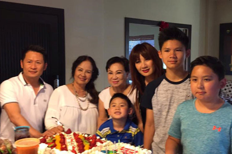  Vợ cũ Bằng Kiều vẫn giữ mối quan hệ tốt với gia đình chồng cũ. Trong ảnh, cô đưa các con đến mừng sinh nhật mẹ chồng cũ.