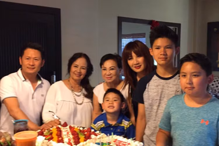  Vợ cũ Bằng Kiều vẫn giữ mối quan hệ tốt với gia đình chồng cũ. Trong ảnh, cô đưa các con đến mừng sinh nhật mẹ chồng cũ.