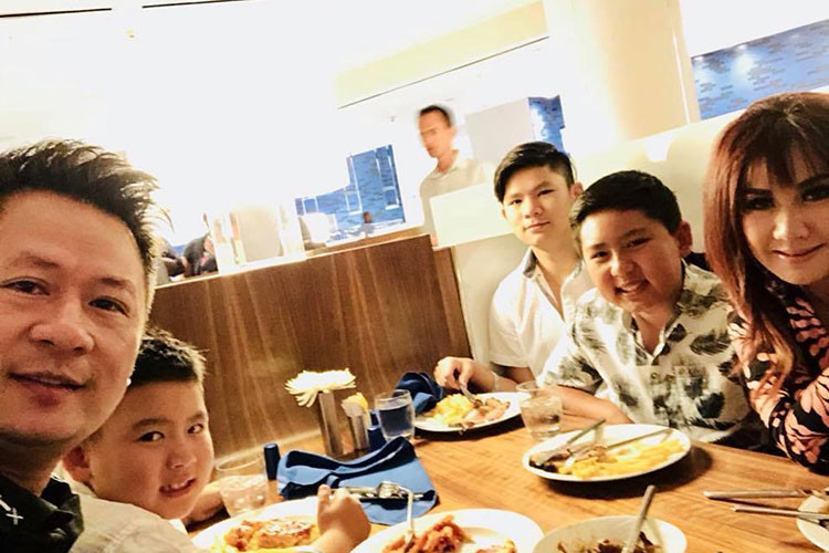 Cặp đôi một thời luôn tỏ ra thoải mái mỗi khi đi ăn cùng nhau và các con.