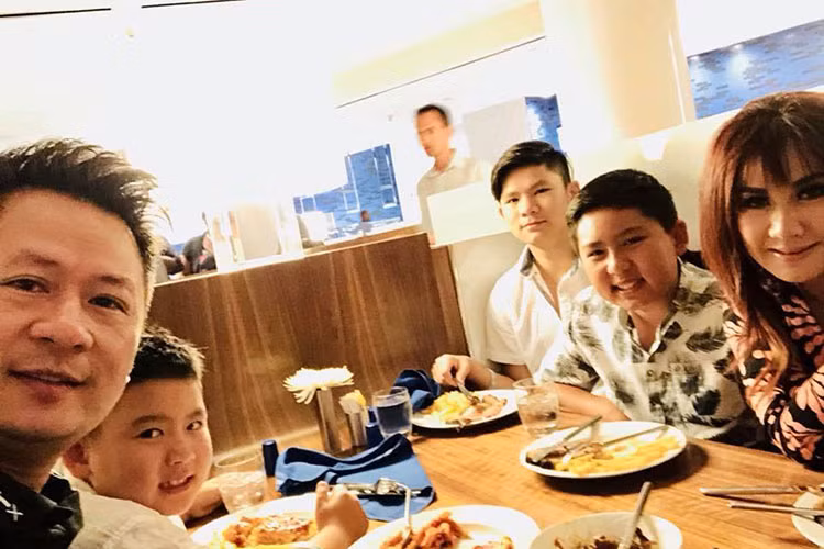 Cặp đôi một thời luôn tỏ ra thoải mái mỗi khi đi ăn cùng nhau và các con.