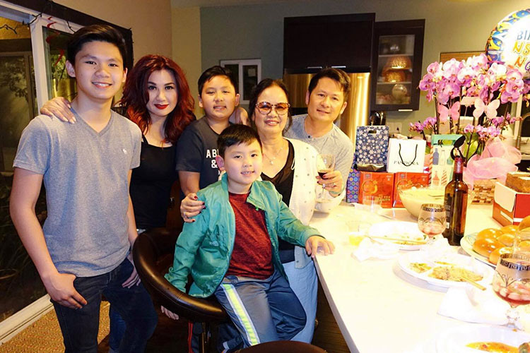 Nam ca sĩ và vợ cũ cùng nhau nuôi dạy các con, cùng có mặt trong các sự kiện quan trọng của các con và gia đình hai bên.