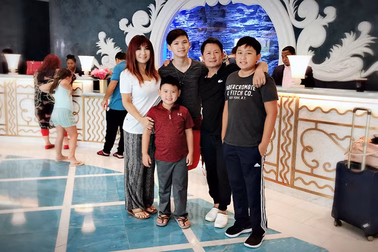 Bằng Kiều và Trizzie Phương Trinh vẫn đi du lịch cùng nhau sau nhiều năm chia tay.