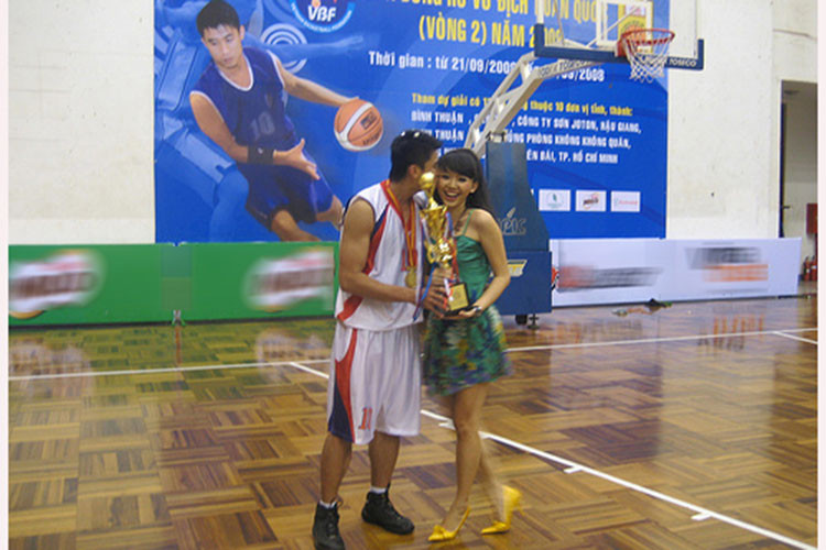 Khi rảnh rỗi, Tóc Tiên thường xuyên đi cổ vũ bạn trai thi đấu. Về phía Chong Paul, anh cũng sắp xếp thời gian đi theo ủng hộ Tóc Tiên trong các show diễn. Ảnh: Infonet