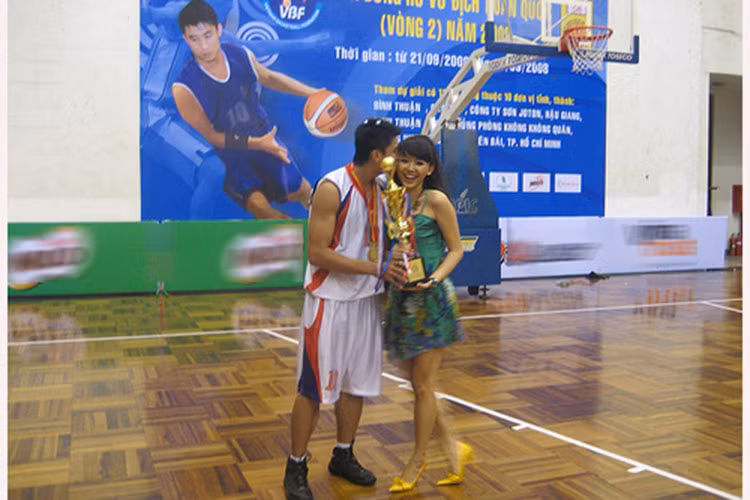 Khi rảnh rỗi, Tóc Tiên thường xuyên đi cổ vũ bạn trai thi đấu. Về phía Chong Paul, anh cũng sắp xếp thời gian đi theo ủng hộ Tóc Tiên trong các show diễn. Ảnh: Infonet