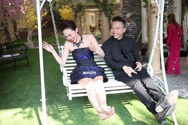 Giọng ca "Ngày mai" và bạn trai tin đồn đều một mực phủ nhận chuyện hẹn hò. Ảnh: Xevathethao