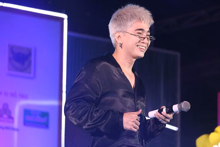 Giống như nhiều năm, năm nay, vào dịp Quốc khánh, Trung Dân tất bật chạy show.