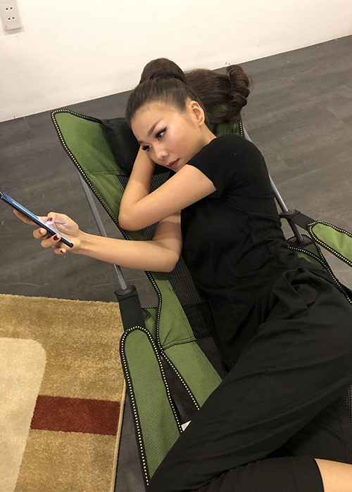 Nhiều sao Việt dành thời gian nghỉ ngơi bên gia đình, bạn bè nhưng vẫn không ít nghệ sĩ miệt mài làm việc. Siêu mẫu Thanh Hằng là một trong số đó. Hiện tại, cô bận rộn quay hình cho chương trình The Face.