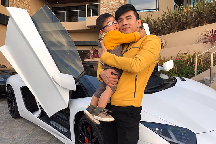 Tranh thủ những ngày nghỉ hiếm hoi, Đan Trường qua Mỹ thăm con trai. Bà xã của nam ca sĩ chia sẻ dù con trai ít khi gặp ba nhưng khi gần ba lại rất quấn quýt không rời ba.