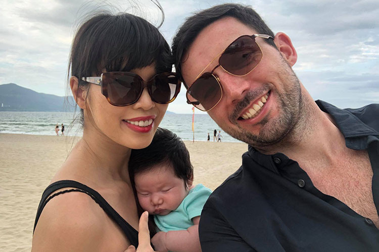 Siêu mẫu Hà Anh dành thời gian chăm sóc con gái hơn 2 tháng tuổi.