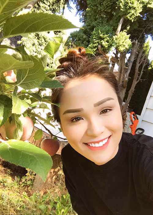 Đang có chuyến công tác ở Canada, Diễm Hương đếm từng ngày để trở về với con trai.