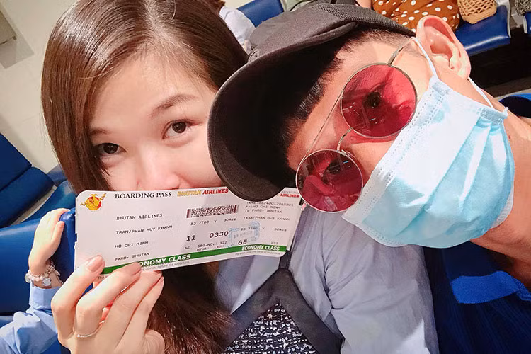 Diễn viên Huy Khánh đưa vợ và con gái đến Bhutan nhân ngày lễ.