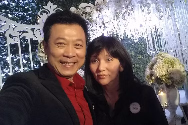 Vân Sơn từng khen vợ kiên nhẫn, chịu đựng giỏi và hết lòng đứng sau lưng ủng hộ để anh yên tâm hoạt động nghệ thuật. Ảnh: FBNV