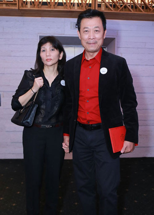 Vân Sơn rất hiếm khi giới thiệu vợ trước truyền thông. Trong ảnh, cặp đôi đến dự đám cưới của Trấn Thành vào năm 2016. Ảnh: Saostar