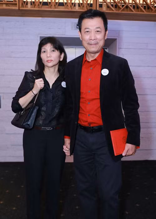 Vân Sơn rất hiếm khi giới thiệu vợ trước truyền thông. Trong ảnh, cặp đôi đến dự đám cưới của Trấn Thành vào năm 2016. Ảnh: Saostar