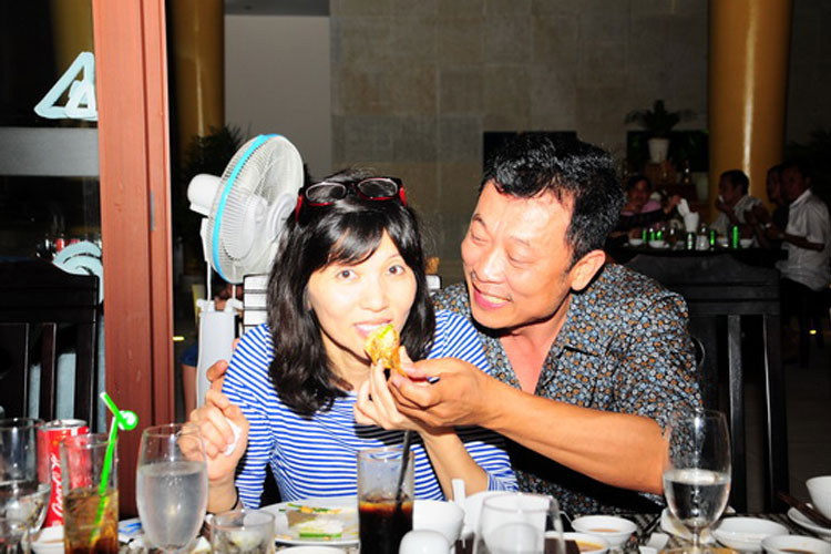 Khoảnh khắc nam danh hài ân cần chăm sóc vợ trong chuyến nghỉ dưỡng ở Phú Quốc vào năm 2017. Ảnh: Giadinhvietnam