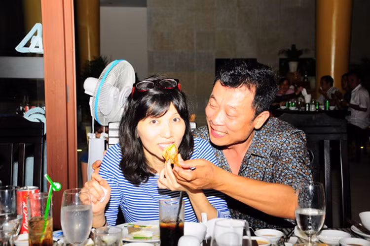 Khoảnh khắc nam danh hài ân cần chăm sóc vợ trong chuyến nghỉ dưỡng ở Phú Quốc vào năm 2017. Ảnh: Giadinhvietnam