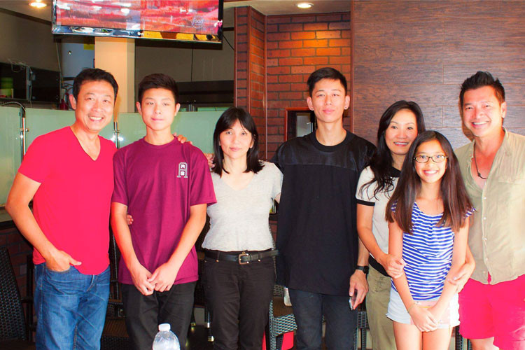 Hình ảnh hiếm hoi vợ chồng Vân Sơn bên hai con trai được MC Việt Thảo chia sẻ trên trang cá nhân. Ảnh: FBNV