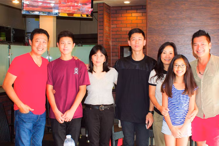 Hình ảnh hiếm hoi vợ chồng Vân Sơn bên hai con trai được MC Việt Thảo chia sẻ trên trang cá nhân. Ảnh: FBNV