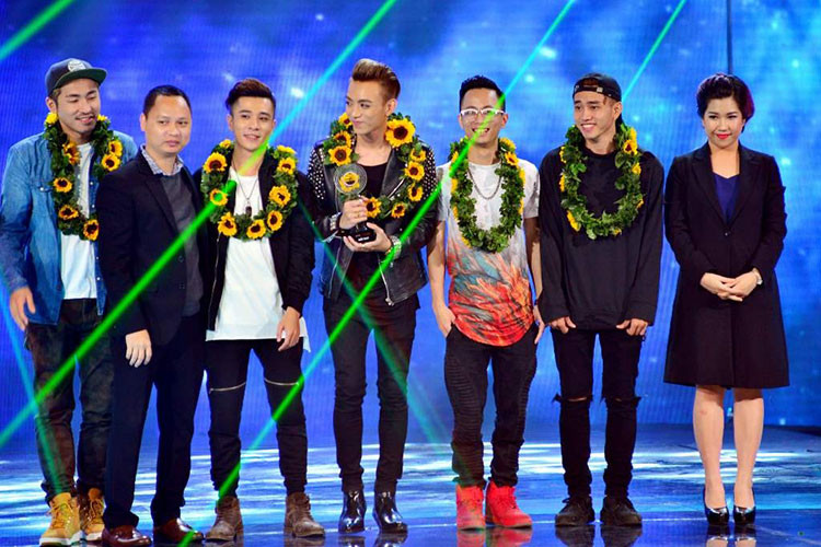 Soobin cùng các thành viên trong đội đã giành giải Bạc chung cuộc The Remix 2016. Ảnh: Vietnammoi