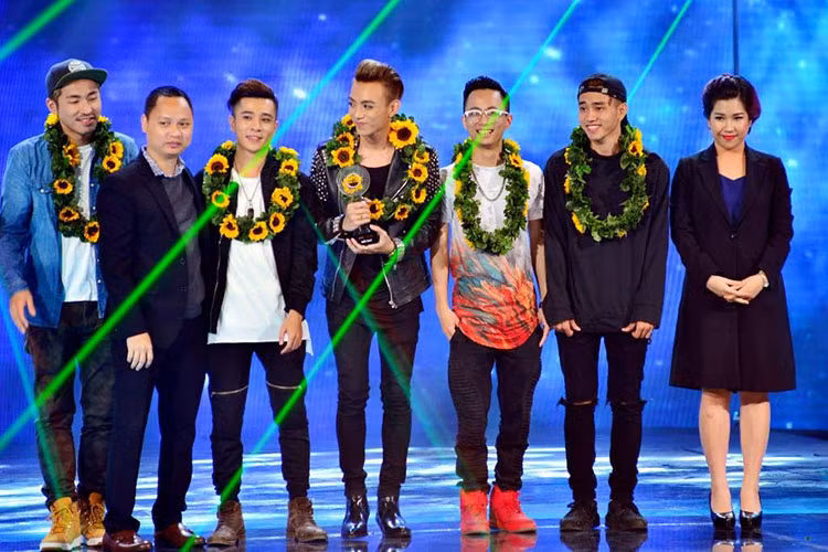 Soobin cùng các thành viên trong đội đã giành giải Bạc chung cuộc The Remix 2016. Ảnh: Vietnammoi