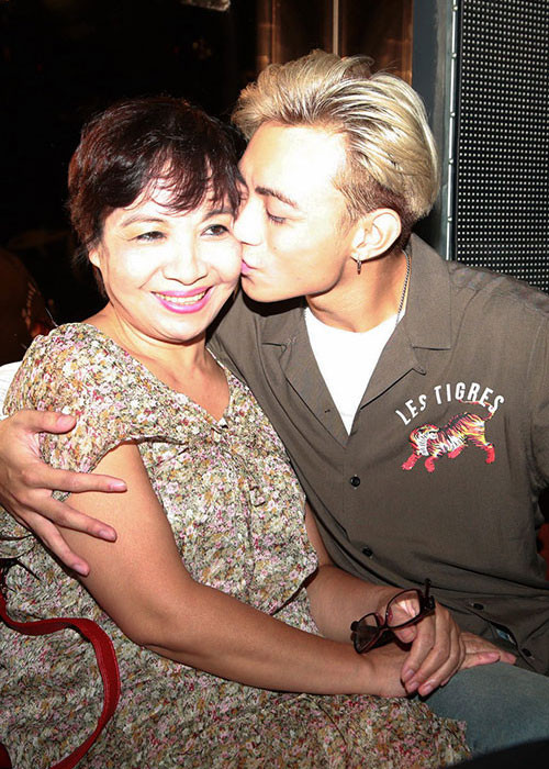 Theo Điện ảnh Việt Nam, khi học cấp 3, Soobin bị bố mẹ bắt theo học piano chính quy nhưng anh lại thích hát và muốn tham gia hoạt động trong giới underground. Ảnh: Khampha