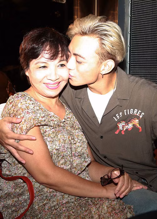 Theo Điện ảnh Việt Nam, khi học cấp 3, Soobin bị bố mẹ bắt theo học piano chính quy nhưng anh lại thích hát và muốn tham gia hoạt động trong giới underground. Ảnh: Khampha