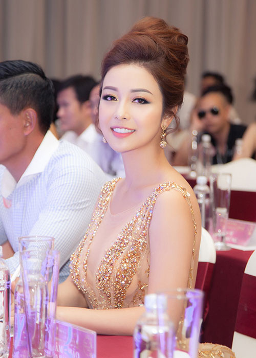 Năm nay, người đẹp có duyên làm giám khảo nhiều cuộc thi.