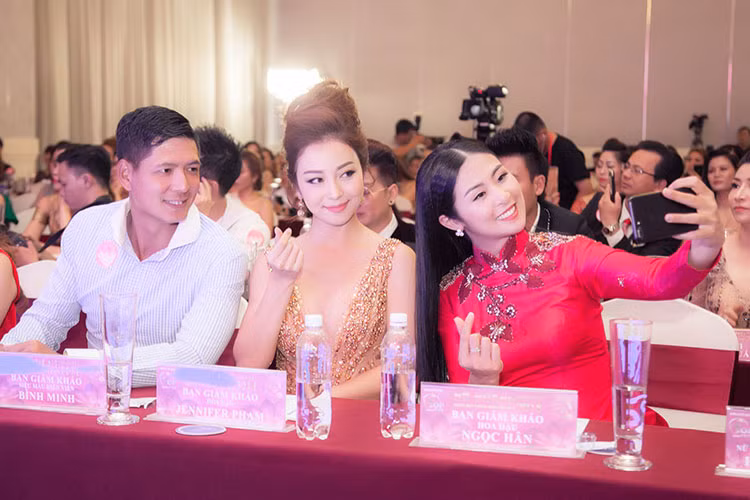 Hai người đẹp cùng Bình Minh làm giám khảo cuộc thi nhan sắc.