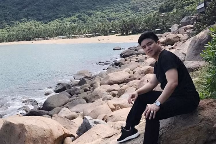 Ngọc Loan và bác sĩ Chiêm Quốc Thái bất ngờ khoe ảnh cùng một địa điểm du lịch. Trước nghi vấn hẹn hò, hai người không phủ nhận hay khẳng định. Ảnh: Saostar