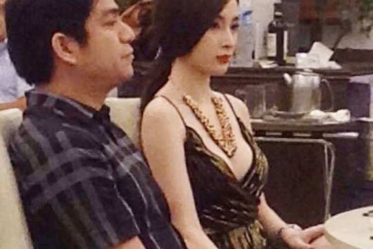 Cuối năm 2014, Chiêm Quốc Thái và Angela Phương Trinh lộ ảnh tình tứ bên nhau nhưng “bà mẹ nhí” phủ nhận chuyện hẹn hò. Ảnh: Ngoisao