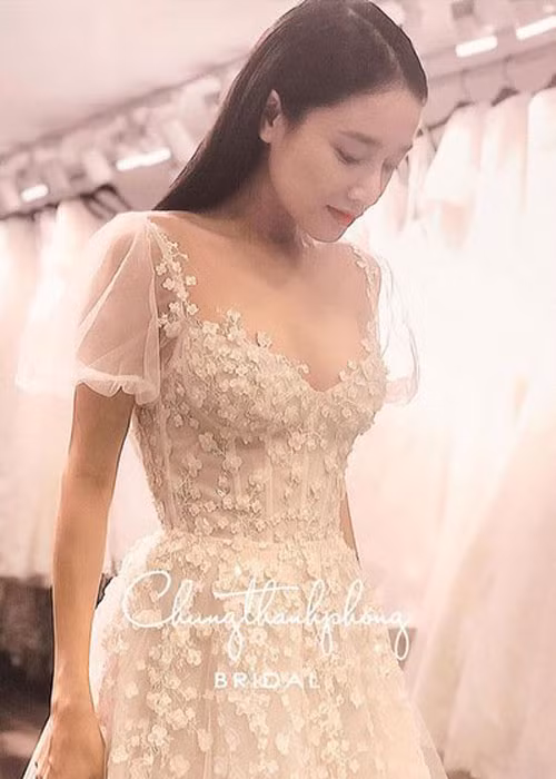 Sát giờ lễ đính hôn, NTK Chung Thanh Phong đăng tải hình ảnh Nhã Phương đẹp lộng lẫy trong buổi thử đồ cho lễ đính hôn. Ảnh: Chungthanhphong