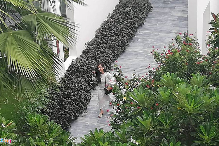 Chị gái của Nhã Phương từ Hàn Quốc về để tham dự lễ đính hôn. Ảnh: Zing