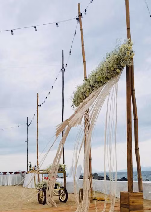 Lễ đính hôn của Nhã Phương được trang trí theo tông màu chủ đạo trắng và nâu. Ảnh: Laodong