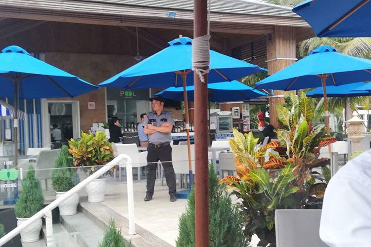 Chỉ có gia đình và bạn bè của cặp đôi tham dự lễ đính hôn. Ảnh: Zing