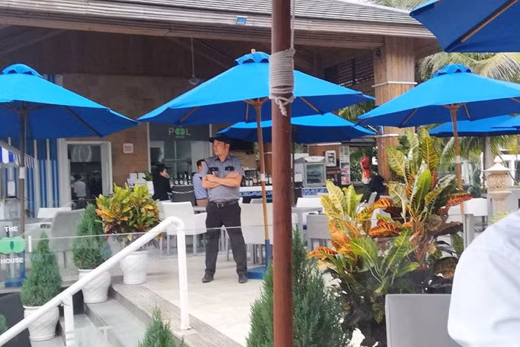 Chỉ có gia đình và bạn bè của cặp đôi tham dự lễ đính hôn. Ảnh: Zing