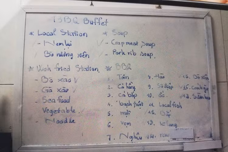 Theo Zing, Trường Giang và Nhã Phương đã chọn thực đơn truyền thống để phù hợp với gia đình, họ hàng. Ảnh: Zing