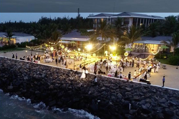 Lễ đính hôn của Trường Giang và Nhã Phương diễn ra bên bờ biển tại Hội An, Đà Nẵng. Theo Vietnamnet, Trường Giang đã phát biểu: "Cảm ơn mọi người đã có mặt tại đây đông đủ để chúc phúc cho chúng tôi. Hạnh phúc này khó khăn lắm mới có được, vì thế tôi sẽ phải rất trân trọng". Ảnh: Bimatshowbiz