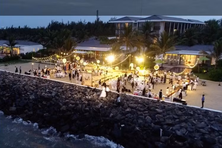 Lễ đính hôn của Trường Giang và Nhã Phương diễn ra bên bờ biển tại Hội An, Đà Nẵng. Theo Vietnamnet, Trường Giang đã phát biểu: "Cảm ơn mọi người đã có mặt tại đây đông đủ để chúc phúc cho chúng tôi. Hạnh phúc này khó khăn lắm mới có được, vì thế tôi sẽ phải rất trân trọng". Ảnh: Bimatshowbiz