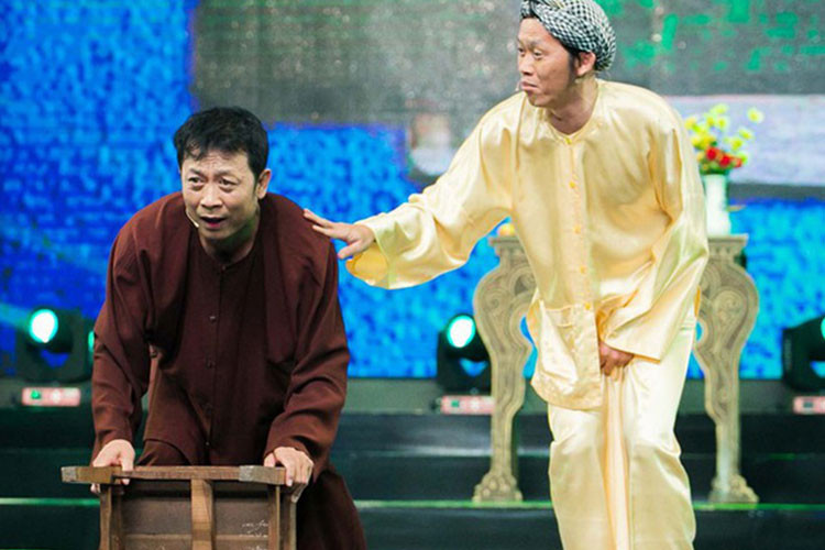 Ngoài đời, Vân Sơn và Hoài Linh vẫn là anh em thân thiết. "Công việc của tôi hiện tại cũng không liên quan đến Hoài Linh nhưng khi nào tôi cần Linh, em ấy đều sắp xếp để hỗ trợ cho tôi", Vân Sơn chia sẻ trên Dân Việt. Ảnh: Nguoilaodong