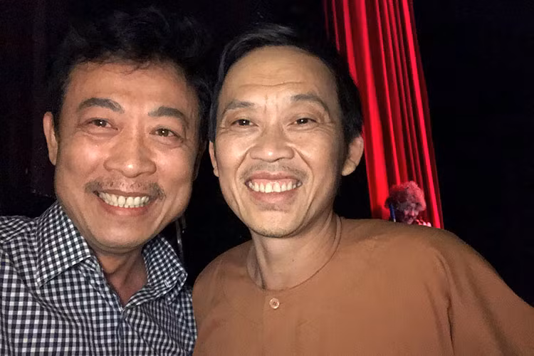 Vân Sơn và Hoài Linh hiện đều về Việt Nam hoạt động nghệ thuật. Ảnh: FBNV