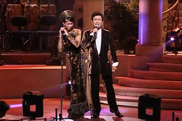 Trong talkshow "Lần đầu tôi kể", Hoài Linh tiết lộ rằng vì tự ái trước câu nói "cần gì điện anh" mà Hoài Linh không gọi cho đàn anh. Cuối cùng, Vân Sơn là người gọi điện cho Hoài Linh ngỏ ý hợp tác. Ảnh: Doisongphapluat