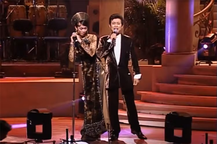 Trong talkshow "Lần đầu tôi kể", Hoài Linh tiết lộ rằng vì tự ái trước câu nói "cần gì điện anh" mà Hoài Linh không gọi cho đàn anh. Cuối cùng, Vân Sơn là người gọi điện cho Hoài Linh ngỏ ý hợp tác. Ảnh: Doisongphapluat