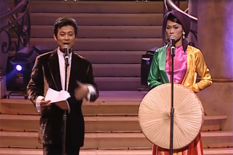 Ấn tượng với tiết mục đóng 3 nhân vật bằng cách giả giọng các vùng miền của Hoài Linh, Vân Sơn ngỏ ý "cần gì điện anh". Ảnh: Doisongphapluat