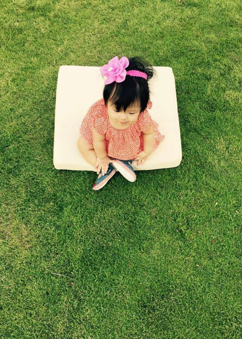 Sau khi cô con gái thứ ba chào đời, Bạch Dương quyết định nghỉ biên chế ở VTV để dành nhiều thời gian cho gia đình. Ảnh: FBNV